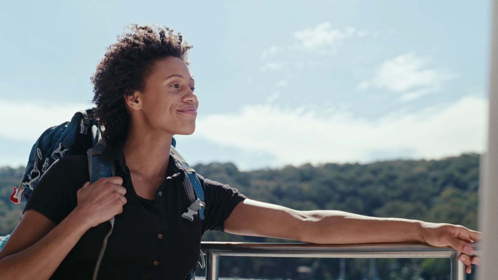 '船の上で、笑顔で前を見つめる女性'