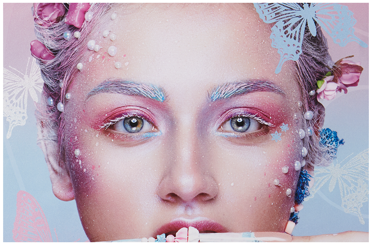 シルバーまたはゴールドの上にCMYKを重ねることで、様々な色味のメタリックカラーを使用可能です。