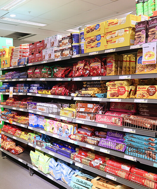 棚に陳列されている食品