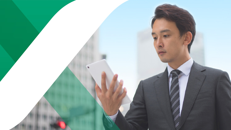 タブレットを見る、スーツを着た男性