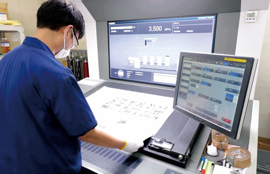 C社色確認中の写真