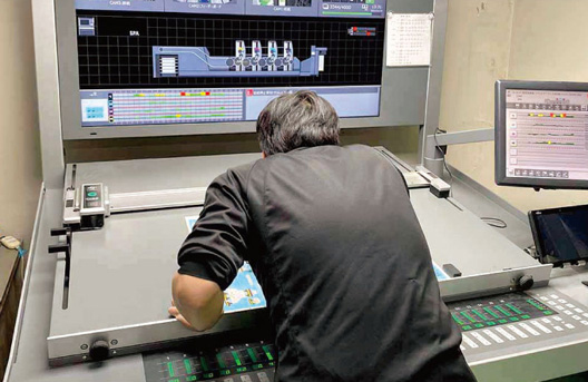 B社色確認作業中の写真