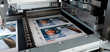 吸着コンベアに用紙を密着、乾燥させている工程