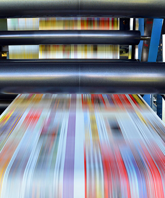 製造ラインでロール用紙上に印刷されている様子