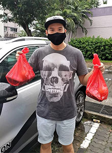 一人暮らしのお年寄りの元へ食料を届けるボランティア活動の様子