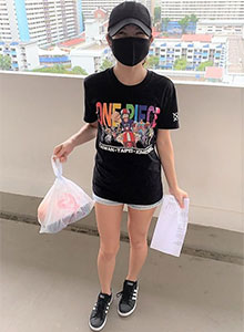 一人暮らしのお年寄りの元へ食料を届けるボランティア活動の様子