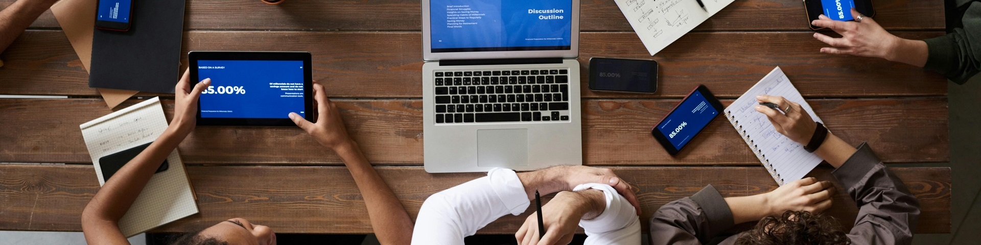 DX推進とは何か、必要とされる背景から具体的な手順、成功のポイントまでわかりやすく解説します