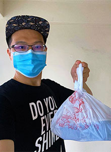 혼자 사는 노인들에게 음식을 배달하는 자원봉사 활동 모습.