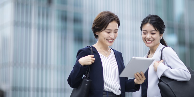 Two women having a conversation with smiles.