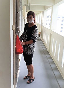 The scene of a volunteer activity delivering food to an elderly person living alone.