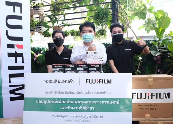 (มอบอุปกรณ์การแพทย์ให้แก่หมอแล็บแพนด้า)