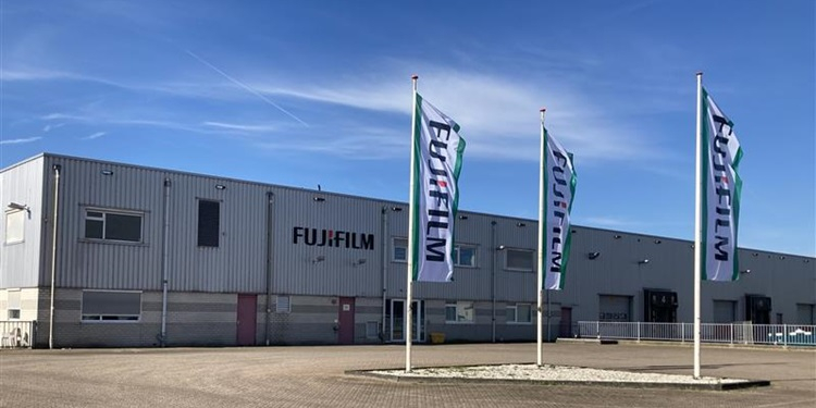 อาคารและธงที่มีโลโก้ของ Fujifilm