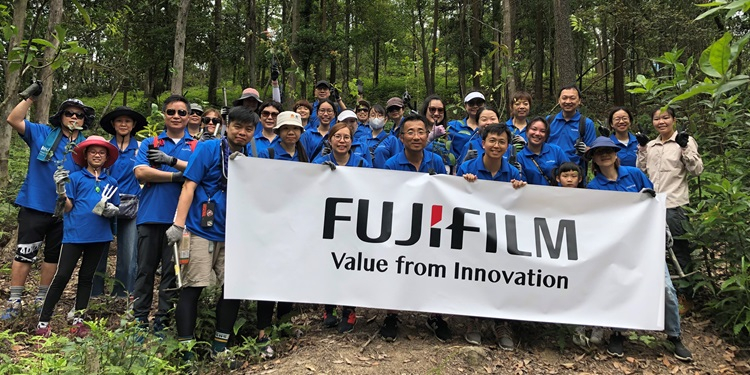 FUJIFILM Business Innovation Hong Kong 員工參與森林復育計畫之團體照。